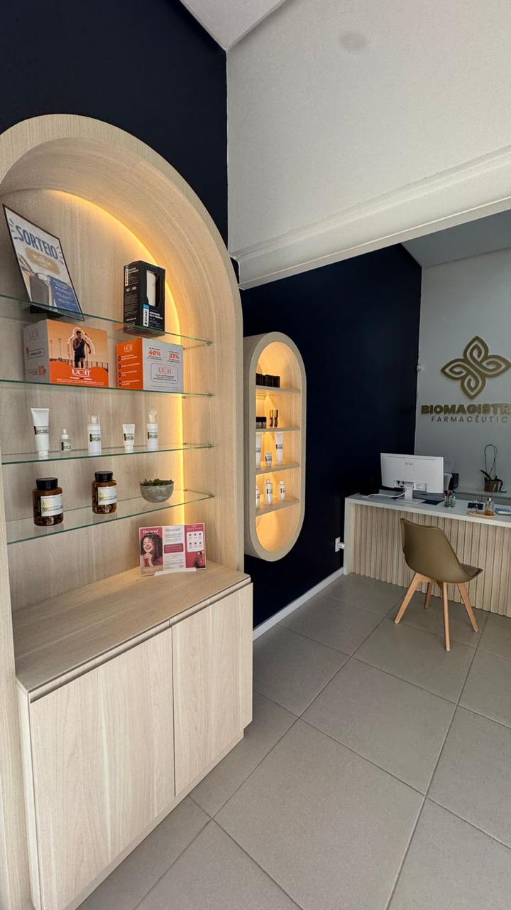 Vitrine com prateleiras iluminadas